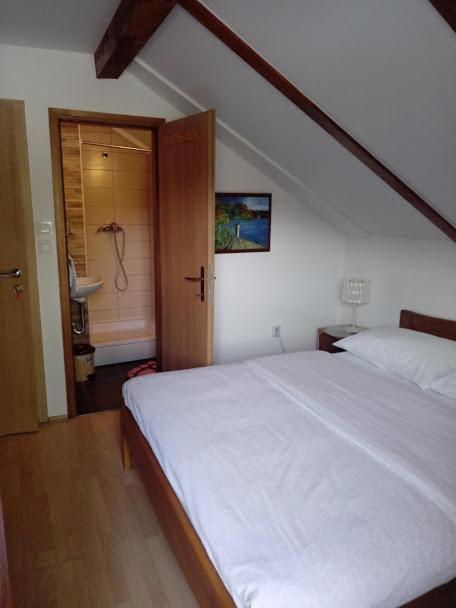 Guesthouse Marton Jezerce Exterior foto